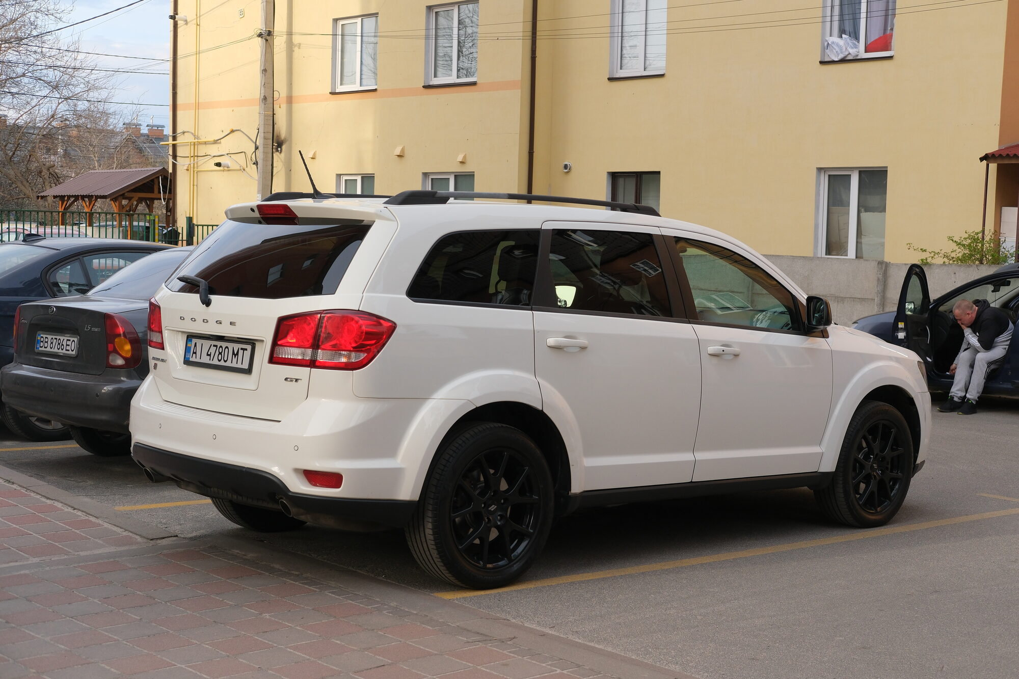 Dodge Journey GT ззаду збоку, чорні литі диски