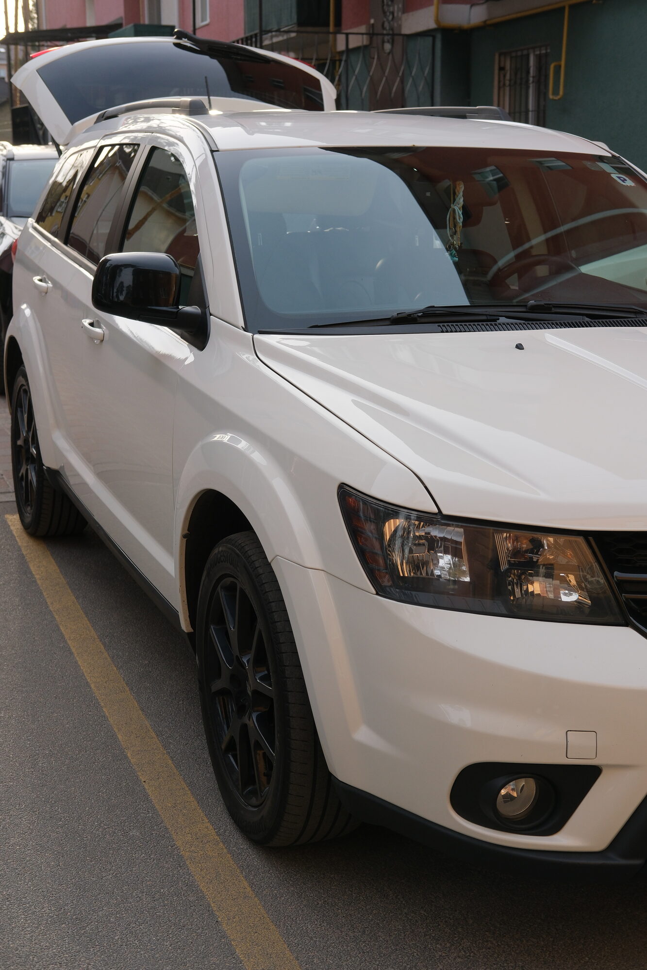 Dodge Journey спереду збоку, відчинені двері