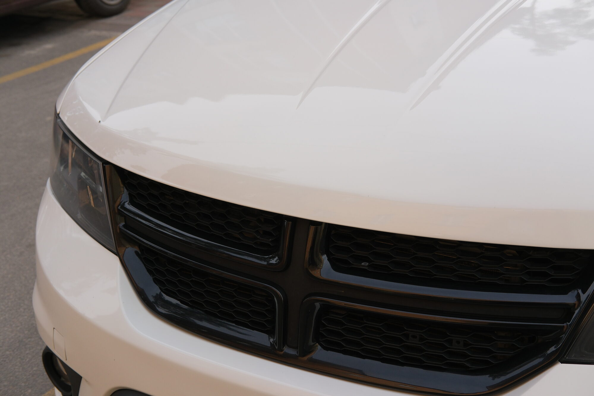 Капот і фірмова чорна решітка радіатора Dodge