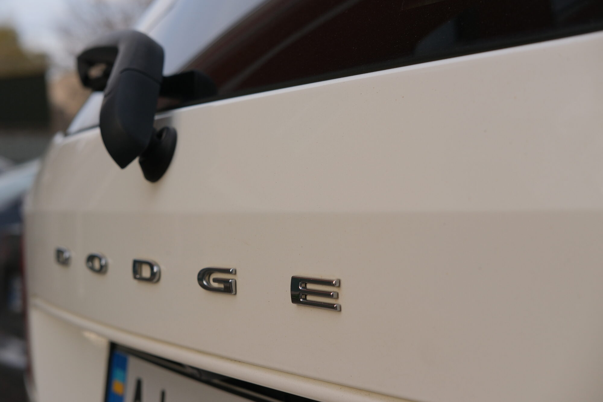 Напис DODGE на задніх дверях
