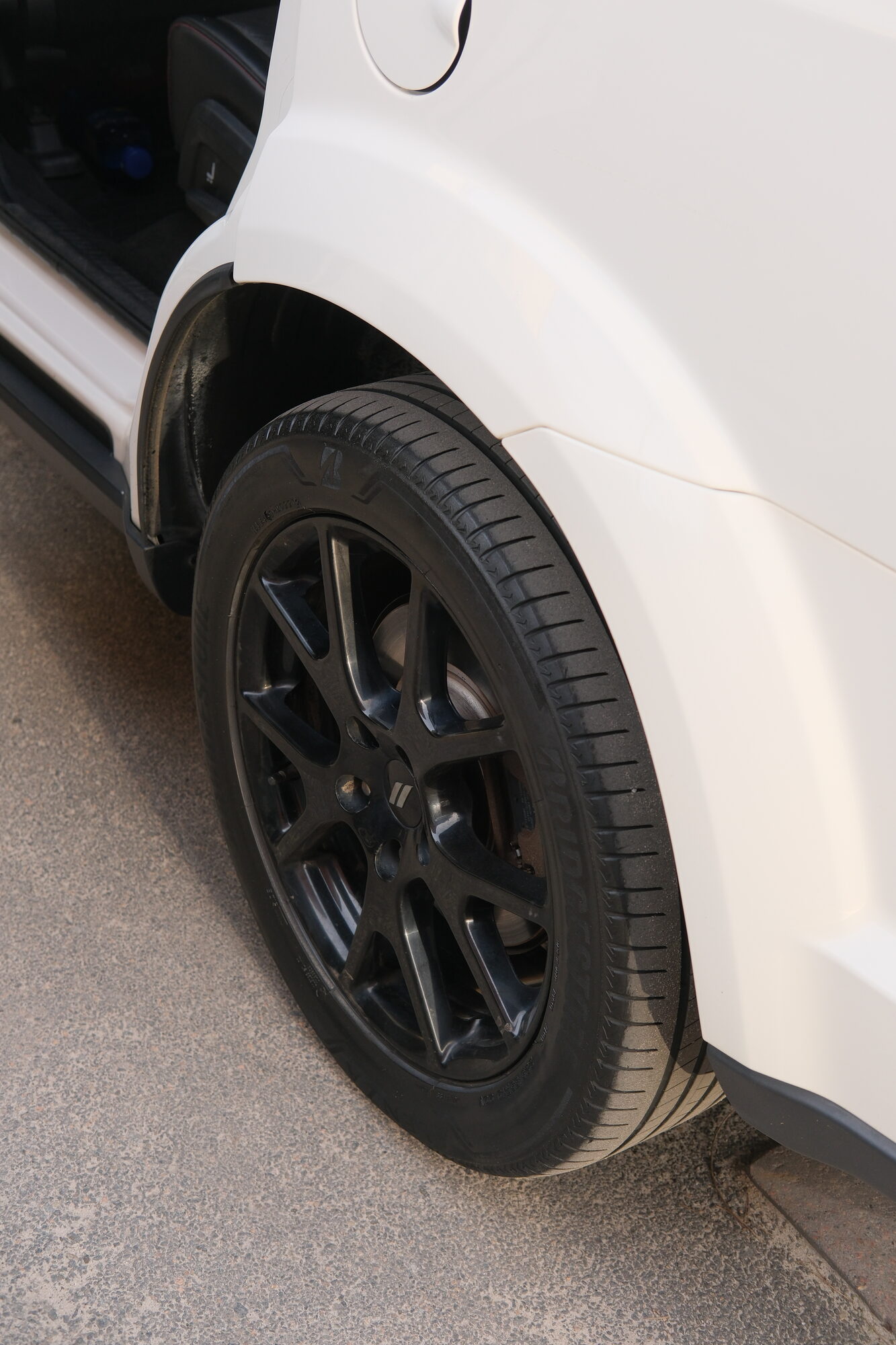 Литий диск і гума Bridgestone крупним планом